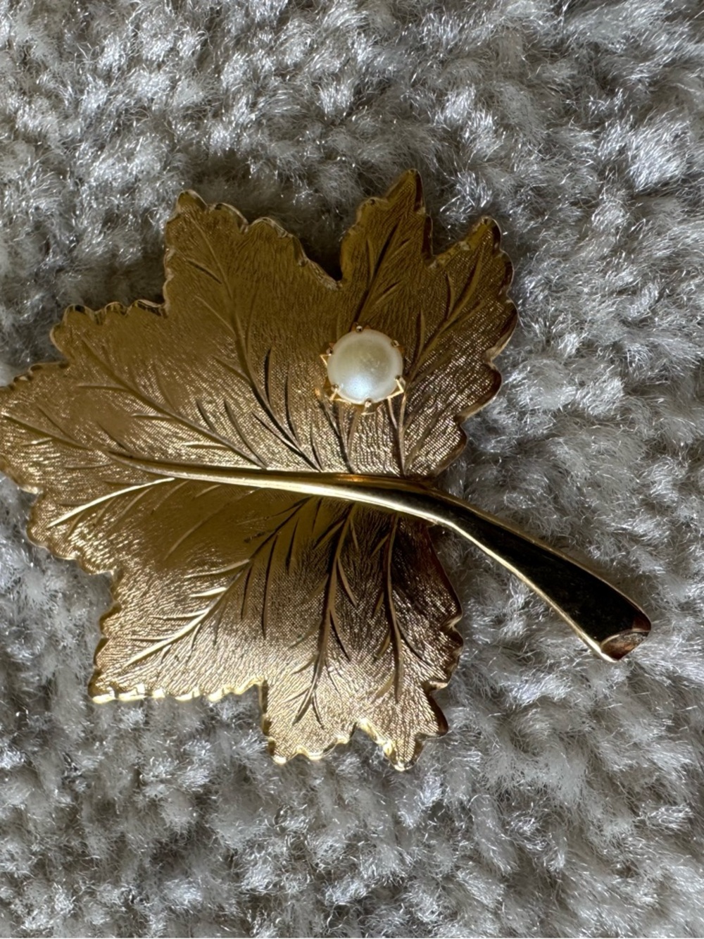 Sarah cov. gold Leaf Brooch with Pearl Accent